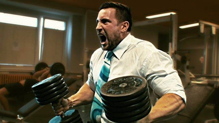 أقوى تحدي بين لاعب كمال الأجسام و لاعب رفع الأتقال