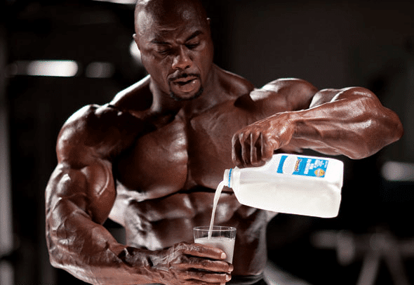 هل من الأفضل خلط مكمل البروتين بالحليب ؟