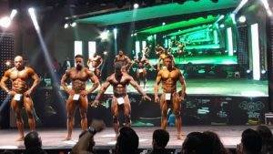 لحظة تتويج البطل المغربي محمد شكوك ببطاقة الاحتراف ifbb