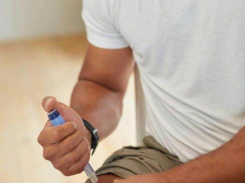 How does a diabetic patient maintain physical fitness?