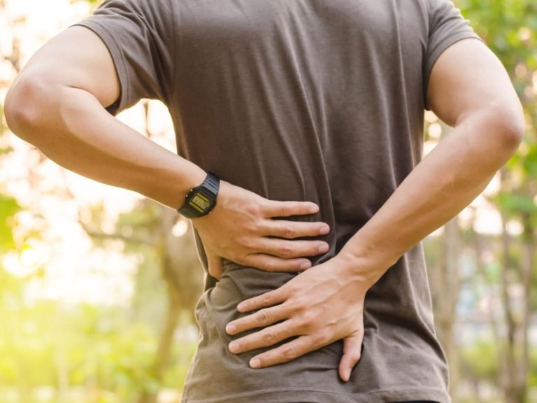 فهم ألم أسفل الظهر: الأسباب، العلاج، والوقاية