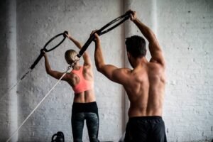 امرأة تمارس Reformer Pilates على جهاز الإصلاح لتحسين التوازن والمرونة
