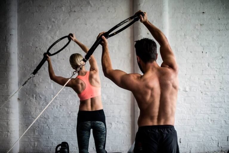 امرأة تمارس Reformer Pilates على جهاز الإصلاح لتحسين التوازن والمرونة