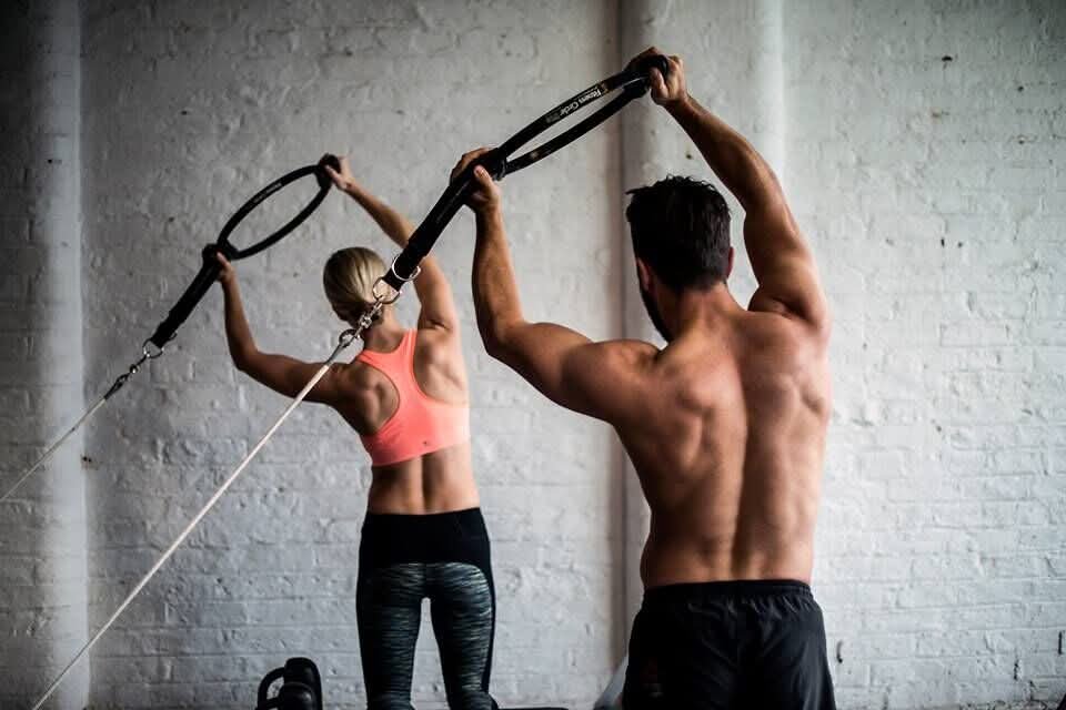 امرأة تمارس Reformer Pilates على جهاز الإصلاح لتحسين التوازن والمرونة